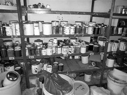 无证化工厂藏身山坳祠堂，约5吨危化品被查获